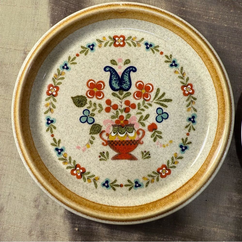 Mikasa stone manor, kissing cousins salad plate seven 7/8 inch set of 2